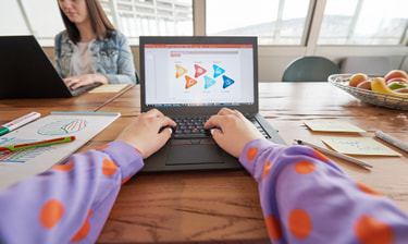 Hände schreiben auf Notebook Hände schreiben auf Notebook